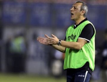 Hugo Vilches da instrucciones en el duelo de Huachipato con Olimpia.