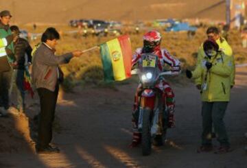 El presidente boliviano, Evo Morales (i), da la señal de salida del portugués Paulo Goncalves (c).