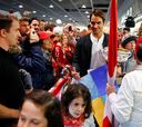 Cientos de fans reciben en Zúrich al campeón Federer