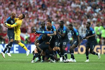 Los de Deschamps se proclaman campeones del Mundo tras vencer en la final con goles de Mandzukic, en propia, Griezmann, Pogba y Mbappé.