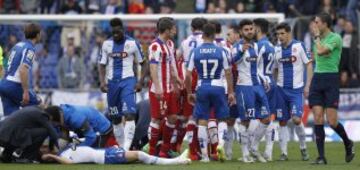 Codazo de Miranda del Atlético a Abraham del Espanyol que tiene que ser atendido en el terreno de juego