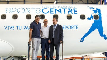 El director comercial de Air Europa, Richard Clark (c); el director de Rafa Nadal Sports Centre, Víctor Barreira (i) y el director de Rafa Nadal Academy By Movistar, Toni Nadal (i), posan durante la presentación del avión rotulado con la imagen del complejo deportivo y educativo Rafa Nadal Sports Centre de Mallorca, de la compañía Air Europa, hoy en el aeropuerto de Palma.