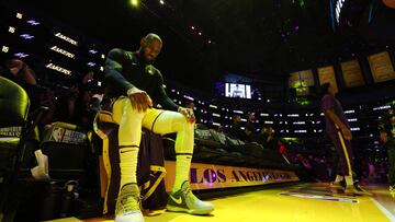 La estrella de los Lakers, LeBron James, habla tras la eliminación de su equipo y hace saltar las alarmas al valorar su futuro.