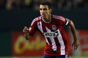 Con 21 debutó en Chivas USA. En su primer temporada jugó 32 partidos, anotó 6 goles y dio 4 asistencias. 