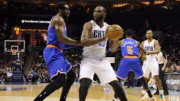 Al Jefferson (25) intenta un pase ante Amar'e Stoudemire (1).
