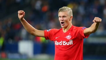 Erling Haland celebra uno de sus 26 goles esta temporada con el Red Bull Salzburg.