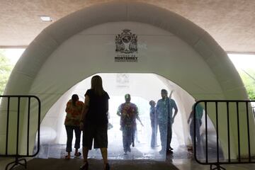 En el municipio de Monterrey, se instaló un túnel sanitizante a la entrada del palacio de gobierno.