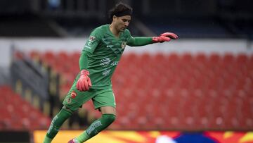Ochoa regala 'show' de atajadas frente a Cruz Azul
