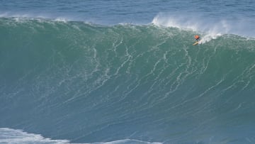 Surfista realizando el drop en el Punta Galea Challenge, Getxo, Bilbao, País Vasco.