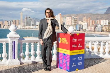 Fusiona art-pop con vanguardismo electrónico. Sus agudos y su sensibilidad son más que destacadas. Fue jinete profesional. Su canción se llama 'Te escribo en el cielo', un homenaje a su madre fallecida hace un año.