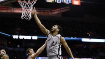 Cory Joseph, deja una bandeja.