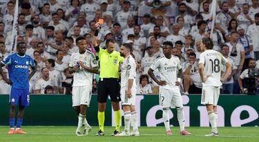 Rifirrafe entre Gerónimo Rulli y el defensa del Real Madrid. Carvajal toca con la frente la cara del portero argentino que se va al suelo. El árbitro Irfan Peljto acude al monitor del VAR, y tras revisar la jugada, muestra la cartulina roja al lateral blanco.