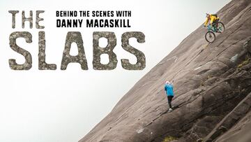 Letras que dicen The Slabes, Behind The Scenes, Danny MacAskill, con el piloto de MTB bajando por las rocas mientras el c&aacute;mara le graba desde un sitio complicado. 