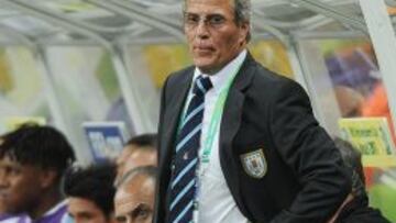 El entrenador de Uruguay Oscar Tabarez observa el partido de su selecci&oacute;n contra Nigeria.