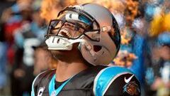 Cam Newton, &#039;on fire&#039;, lanz&oacute; cuatro pases de touchdown en la primera mitad.