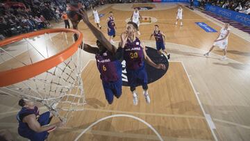 Chris Singleton y Víctor Claver pelean por un rebote.