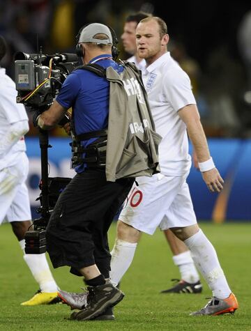 Wayne Rooney es otro de los protagonistas de este día del Mundial. Cuando se retiraba del campo tras el empate entre Argelia y la selección inglesa, el atacante inglés se dirigió a una cámara que grababa su camino a los vestuarios y espetó: "Qué bonito es que tus propios aficionados te abucheen. Muy leal, sí. menuda hinchada". Instantes después, y a instancias de David Beckham, que desempeñaba un rol de unión entre el selecccionador y el grupo, el delantero del Manchester United pedía disculpas