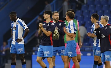 Petxa, consolado por sus compañeros al final del partido del Burgos.