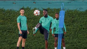 LEZAMA (BIZKAIA), 23/10/2024.- El delantero del Athletic Iñaki Williams (c), durante el entrenamiento celebrado este miércoles en Lezama previo al partido de la Liga Europa que Athletic Club y el Slavia Praga disputarán mañana en el estadio de San Mamés. EFE/Javier Zorrilla