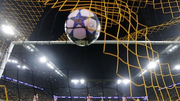 DORTMUND (Germany), 01/10/2025.- Goalkeeper Unai Simon of Athletic concedes the 4-1 goal during the UEFA Champions League league phase match between Borussia Dortmund and Athletic Club in Dortmund, Germany, 01 October 2025. (Liga de Campeones, Alemania) EFE/EPA/FRIEDEMANN VOGEL
