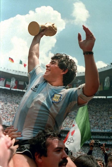 Una imagen vale m¨¢s que mil palabras y no hay ninguna que relate m¨¢s y mejor lo que aconteci¨® en M¨¦xico 86¡¯ como la de Maradona levantando la Copa del Mundo. El capit¨¢n de Argentina fue el mejor jugador del torneo. Sus exhibiciones ante B¨¦lgica e Inglaterra en semifinales y cuartos son historia del f¨²tbol, una delicia para cualquier amante de este deporte. Victor Hugo Morales, comentarista argentino, se hizo una pregunta tras el gol que le hizo a Inglaterra a la que muchos a¨²n buscan respuesta: ¡±?De qu¨¦ planeta viniste?¡±
