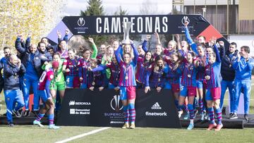 Celebración del FC Barcelona Femenino tras conseguir la Supercopa Femenina. 