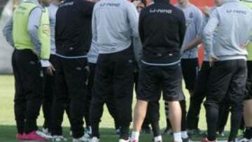 <b>CHARLA. </b>Pochettino, ayer, con los jugadores antes de un ejercicio.