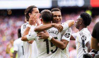 Los jugadores del Real Madrid celebran con Arda Güler el 1-2.