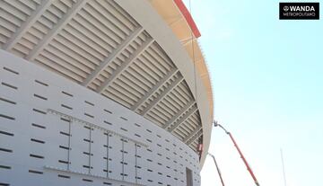 En la zona oeste del estadio se sigue avanzando con la colocación del canalón rojo de distribución de las aguas y, sobre la fachada, la instalación de la estructura de la cortina LED.