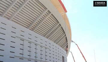 En la zona oeste del estadio se sigue avanzando con la colocación  del canalón rojo de distribución de las aguas y, sobre la fachada, la instalación de la estructura de la cortina LED. 