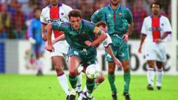 Pep Guardiola observa una acci&oacute;n entre Popescu, Guerin y Rai en la final de la Recopa de 1997 ante el PSG.