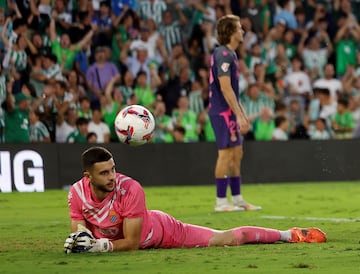 Fue el mejor de su equipo a pesar de la derrota. Sostuvo al Espanyol durante 80 minutos en los que hizo hasta diez paradas e incluso detuvo un penalti a Abde justo antes del descanso. Pese a la gran cantidad de goles recibidos del conjunto catalán (12), es el mejor de los pericos en este inicio de temporada.