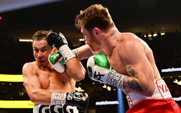El boxeador mexicano, Canelo ?lvarez, se llev¨® la victoria por decisi¨®n un¨¢nime despu¨¦s de arrollar a Gennady Golovkin durante todo el encuentro.