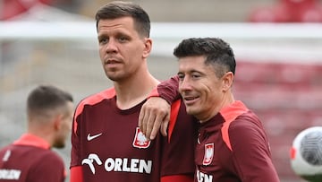 Warsaw (Poland), 05/06/2024.- Polish national soccer team players Robert Lewandowski (L) and goalkeeper Wojciech Szczesny (C) look on during the team's training session in Warsaw, Poland, 05 June 2024. The Polish national soccer team is preparing for the UEFA EURO 2024 tournament starting on 14 June 2024. (Polonia, Varsovia) EFE/EPA/Piotr Nowak POLAND OUT