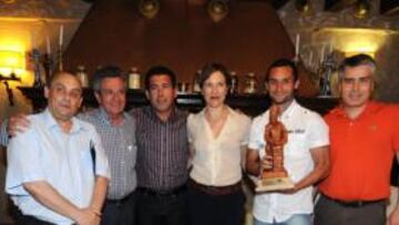 <b>PREMIADO.</b> Cifu recibió el trofeo de la SER al más regular.