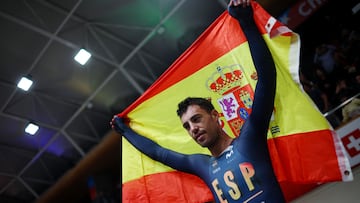 Albert Torres sujeta la bandera de España tras proclamarse campeón del mundo de omnium en Chile.