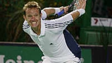 El tenista sueco Thomas Johansson celebra su pase a la final del Abierto de Australia tras derrotar al checo Jiri Novak.