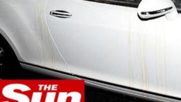 Este era el aspecto del coche de Balotelli después de que los aficionados del United se cebaran con él.