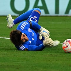 Should Guillermo Ochoa continue play for Mexico? Who are the other options for Jaime Lozano?