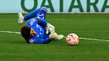 Mexico's goalkeeper Guillermo Ochoa jumps on the ball and saves a goal during the Concacaf 2023 Gold Cup quarterfinal football match between Mexico and Costa Rica at the AT&T Stadium, in Arlington, Texas on July 8, 2023. (Photo by CHANDAN KHANNA / AFP)