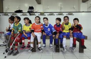 Niños discapacitados participan en un evento deportivo con futbolistas, en Praia Grande (Brasil). El campo de fútbol del Instituto Neymar Jr fue el escenario de la final del campeonato "Bota do Mundo" o "World Boots" , una cita apadrinada por el jugador del Barcelona y disputada por dieciséis niños de la Asociación de Asistencia de Niños Discapacitados (AACD) que hoy vieron realizado el sueño de compartir balón con algunos de sus ídolos.