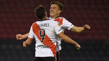 ROSARIO, ARGENTINA - SEPTEMBER 15: (L-R) Juli&aacute;n &Aacute;lvarez of River Plate celebrates with teammate Agust&iacute;n Palavecino after scoring the fourth goal of his team during a match between Newell&#039;s Old Boys and River Plate as part of Torneo Liga Profesional 2021 at Marcelo Bielsa Stadium on September 15, 2021 in Rosario, Argentina. (Photo by Luciano Bisbal/Getty Images)