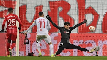 Okafor bate a Bono en el gol que daba la victoria al Salzburgo.