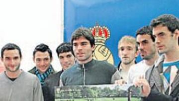 <b>NUEVO PÓSTER. </b>Fuentes y varios futbolistas de la Real presentaron ayer en Zubieta el nuevo póster del equipo, con Chillida-Leku al fondo.