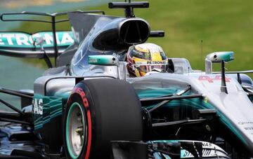 Hamilton takes pole in Australia