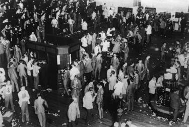El 'jueves negro', el 24 de octubre de 1929, se produjo una gran caída en la bolsa de Nueva York, la mayor en la historia de los EE.UU. Marcó el inicio de la Gran Depresión. Las caídas continuaron durante un mes y las consecuencias fueron catastróficas a nivel mundial. Derrumbó la confianza y provocó el colapso financiero mundial. Los 'Felices Años 20' habían terminado.