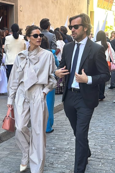 Amaia Salamanca y Rosauro Varo antes de la procesión de Domingo de Ramos a 29 de Marzo de 2026 en Sevilla.