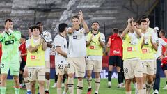 Los jugadores del Valencia saludan a los aficionados tras el encuentro correspondiente a la jornada nueve de primera división ante el Mallorca hoy sábado en el estadio de Son Moix, en Mallorca