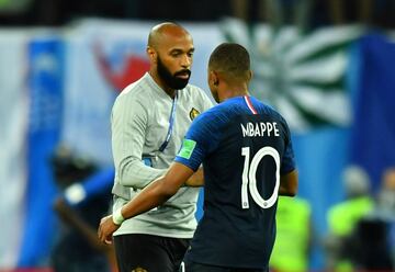 Henry congratulates Kylian Mbappé at the World Cup.
