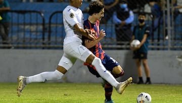 Paxten Aaronson (R) of the USA vies for the ball with Geremy Rodas (L) of Honduras during their Concacaf U-20 World Cup semifinal football match at the General Francisco Morazan stadium in San Pedro Sula, Honduras, on July 1, 2022. (Photo by Orlando SIERRA / AFP)